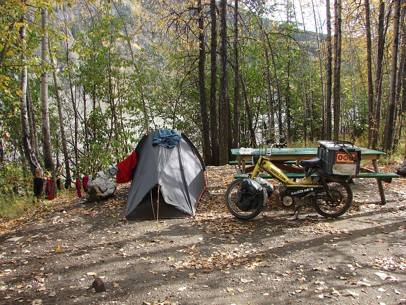 74-Mon nouvel emblacement de camping au bord de la rivière